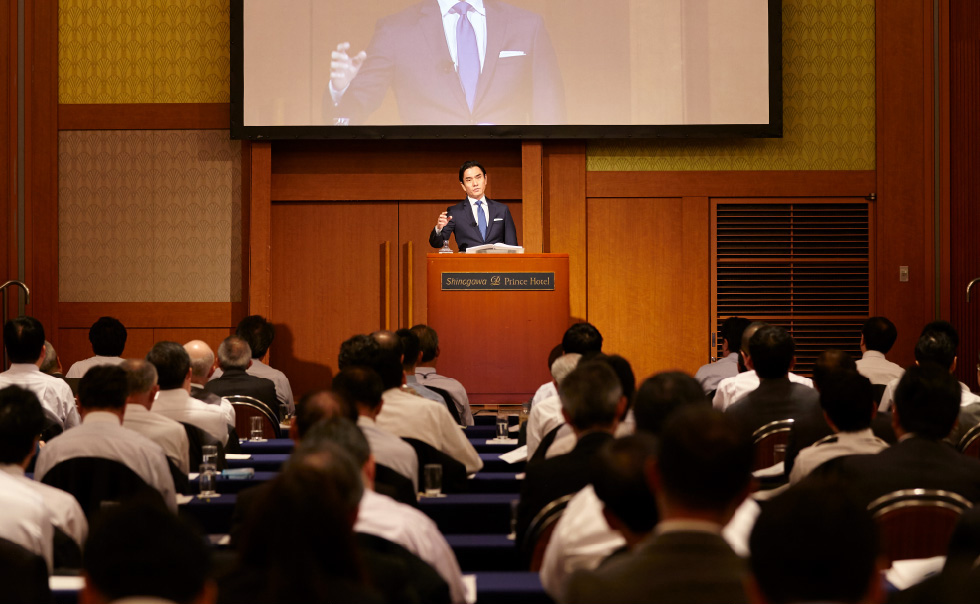 自社の経営方針策定に。経営者・後継経営者・役員・幹部向けた、中長期ビジョン、中期経営計画、来期の経営戦略策定のためのセミナー型研修。幹部の目線合わせに、次期内閣づくりに、グループ企業や販売代理店の業績支援に活用ください。オンライン受講可能。