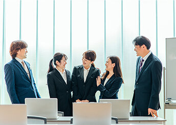 【賃金制度のトレンド】(初任給の上昇と若手社員の賃金調整)